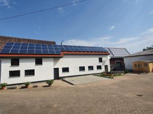 ein Gebäude mit Sonnenkollektoren darüber in der Unterkunft Ferienwohnung Schertel - Dorsbrunn in Pleinfeld