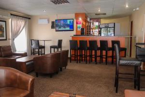 Area lounge atau bar di THE CLAN LODGE