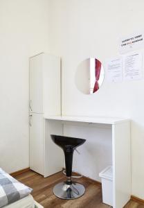 Love Croatia Hostel-Mir Guesthouse Zagreb في زغرب: مكتب أبيض مع كرسي أسود تحته