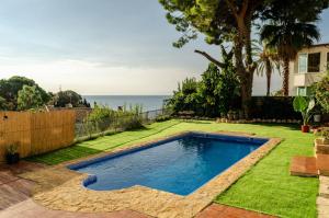 Bazén v ubytování ~Villa El Riu del Cel~Increíbles vistas al mar nebo v jeho okolí