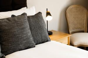 The Unicorn (Apartments)客房内的一张或多张床位