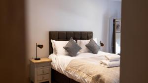 The Unicorn (Apartments)客房内的一张或多张床位