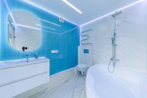 La salle de bains est pourvue de toilettes, d'un lavabo et d'un miroir. dans l'établissement Квартира-студия c домашним кинотеатром Ocean, à Petropavlovsk-Kamtchatski