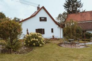 una casa blanca con un paisaje delante de ella en FERIENPARADIES AM KAMMERBERG - ein ganzes Haus für Sie alleine!!!, en Weissenhorn