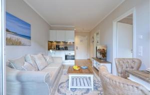 un salon avec un canapé et une table dans l'établissement Baltischer Hof Apartment 24, à Boltenhagen