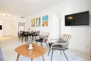 Televízia a/alebo spoločenská miestnosť v ubytovaní Superb 2 beds 2 baths next to Martinez Hotel