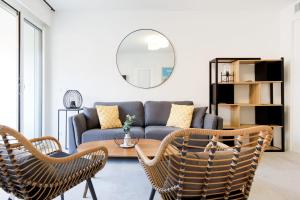Posedenie v ubytovaní Superb 2 beds 2 baths next to Martinez Hotel