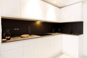 Kuchyňa alebo kuchynka v ubytovaní Superb 2 beds 2 baths next to Martinez Hotel