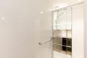 Kúpeľňa v ubytovaní Superb 2 beds 2 baths next to Martinez Hotel + 21 fotografií