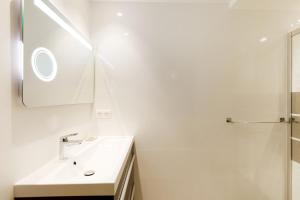Kúpeľňa v ubytovaní Superb 2 beds 2 baths next to Martinez Hotel