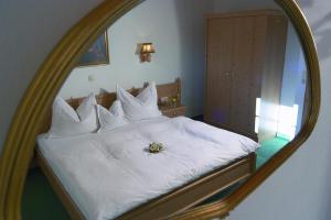 ein Schlafzimmer mit einem Bett im Spiegel in der Unterkunft Appartement Chalet Claudia in Mittersill