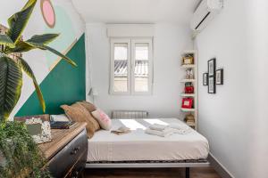 マドリードにあるBNBHolder Spacious Dream SOLの小さなベッドルーム(ベッド1台、デスク付)