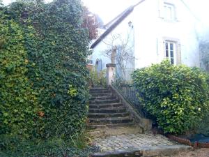 a set of stairs leading to a house at Le Petit Chalet -Appartement proche de la vieille ville , du centre ville et du Tram- PETIT DEJEUNER OFFERT in Le Mans
