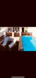 vista sulla piscina con sedie e sulla piscina di BEACH HOUSE ! a Tarifa