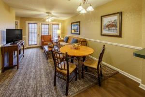 TV i/ili zabavni centar u objektu Holiday Inn Club Vacations Oak n Spruce Resort in the Berkshires
