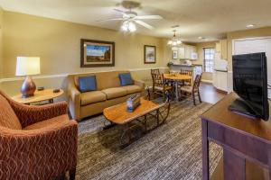 O zonă de relaxare la Holiday Inn Club Vacations Oak n Spruce Resort in the Berkshires an IHG Hotel