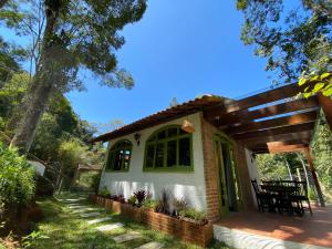 a small house with a wooden pergola at Loft Fazenda Inglesa in Petrópolis