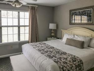 Krevet ili kreveti u jedinici u objektu Holiday Inn Club Vacations Oak n Spruce Resort in the Berkshires