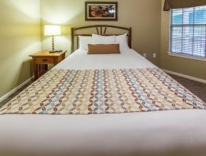 Krevet ili kreveti u jedinici u objektu Holiday Inn Club Vacations Oak n Spruce Resort in the Berkshires