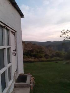 una finestra di una casa con vista su un campo di Windygates Estate Rustic Window Cottage a Thornhill