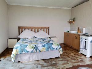 una camera con letto e una cucina con piano cottura di Windygates Estate Rustic Window Cottage a Thornhill