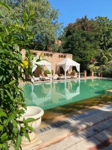 uma piscina com um gazebo num quintal em Devi Bhawan - A Heritage Hotel em Jodhpur