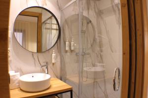 Un baño de Hotel Marfany