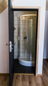 a shower with a glass door in a bathroom at Pokoje nad Przełomem Dunajca - Wietrznice - Rivent Sport in Łącko