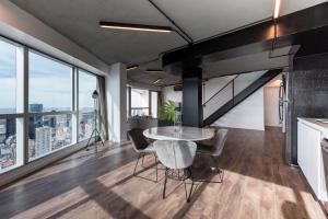 Top Rentals Downtown في بوينس آيرس: مطبخ وغرفة معيشة مع طاولة وكراسي