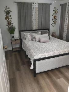 Un dormitorio con una cama grande con almohadas. en Torres Tiny Home Midtown WestTampa RJS en Tampa