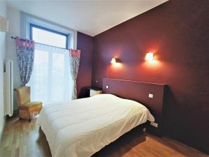 Postel nebo postele na pokoji v ubytování Superbe T2 avec balconnets en centre-ville, 3***, proche thermes et lac ! - FR-1-555-47 + 7 fotografií