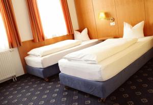 Postel nebo postele na pokoji v ubytování Hotel Servus Europa Suben + 18 fotografií