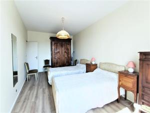 een slaapkamer met 2 bedden en een tafel en een stoel bij Appartement Aix-les-Bains, 2 pièces, 2 personnes - FR-1-555-48 in Aix-les-Bains