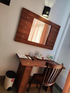 マータラにあるNil Diya Beach Resortの鏡付き化粧台、椅子