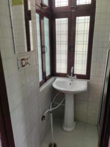 a bathroom with a sink and a mirror at Athalia guesthouse in Rishīkesh