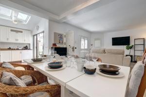 una cucina e un soggiorno con tavolo e sedie di Casa Alegría - Family home 1 km from Marbella Center a Marbella