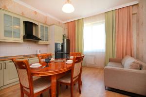 een keuken en eetkamer met een tafel en stoelen bij 2-комнатная квартира в ЖК Гагарин Парк in Alma-Ata