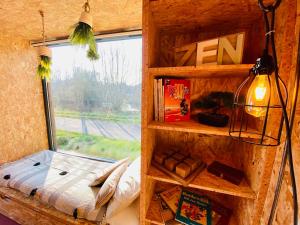 ein kleines Schlafzimmer mit einem Bett und einem Fenster in der Unterkunft Cap Orne in Amayé-sur-Orne