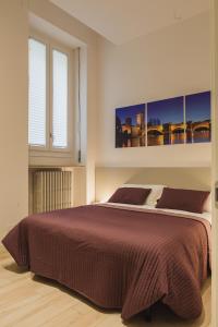 um quarto com uma cama grande e 2 janelas em San Nicolò 3 em Verona