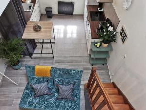 a living room with a couch and a table at Les bords de Seine in Vernon