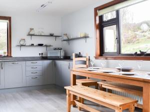 A kitchen or kitchenette at Cuckoos Nest