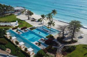 - une vue aérienne sur le complexe et la plage dans l'établissement Safira Blu Luxury Resort & Villas, à Nungwi
