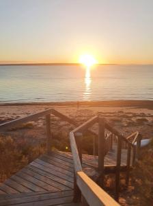 Baudin BeachMatildas of Kangaroo Island的海滩上的日落,木凳
