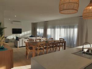 Baudin BeachMatildas of Kangaroo Island的配有桌椅的厨房和客厅