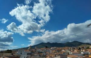 una città con edifici e un cielo azzurro con nuvole di La Casa al Centro a Rionero in Vulture