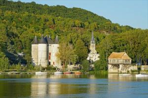 a castle on the shore of a body of water at Les bords de Seine in Vernon