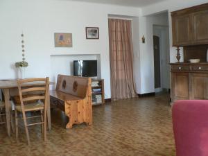 salon ze stołem i jadalnią w obiekcie Gite Saint Joseph w mieście Dolomieux