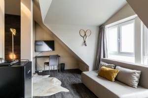 een woonkamer met een witte bank en een trap bij Arbio I Apartmently Studios & Apartments in Berlijn