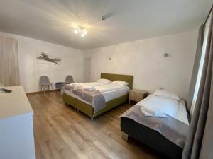 比卡茲的住宿－Complex Adora，一间卧室配有两张床和一张桌子及椅子