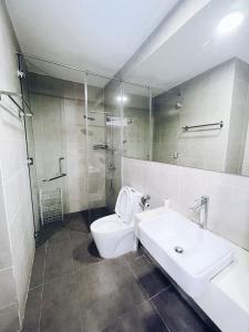 y baño con aseo, lavabo y ducha. en PROMO Connected train 4 Bedroom ABOVE MALL 20, en Kuala Lumpur